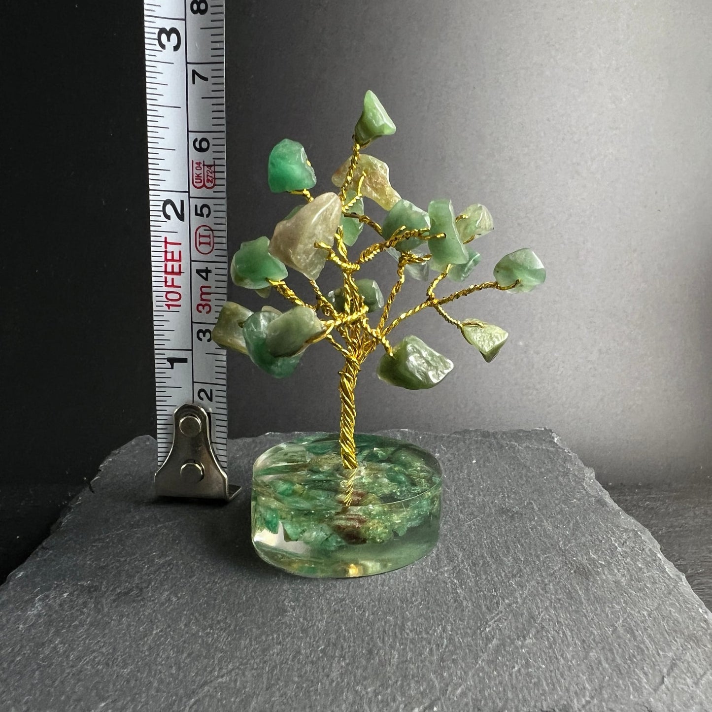 Aventurin Glücksbäumchen | Größenvergleich mit Maßband | ca. 13 cm hoch | mintgrüne Steine | Schieferplatte | Happy Minerals