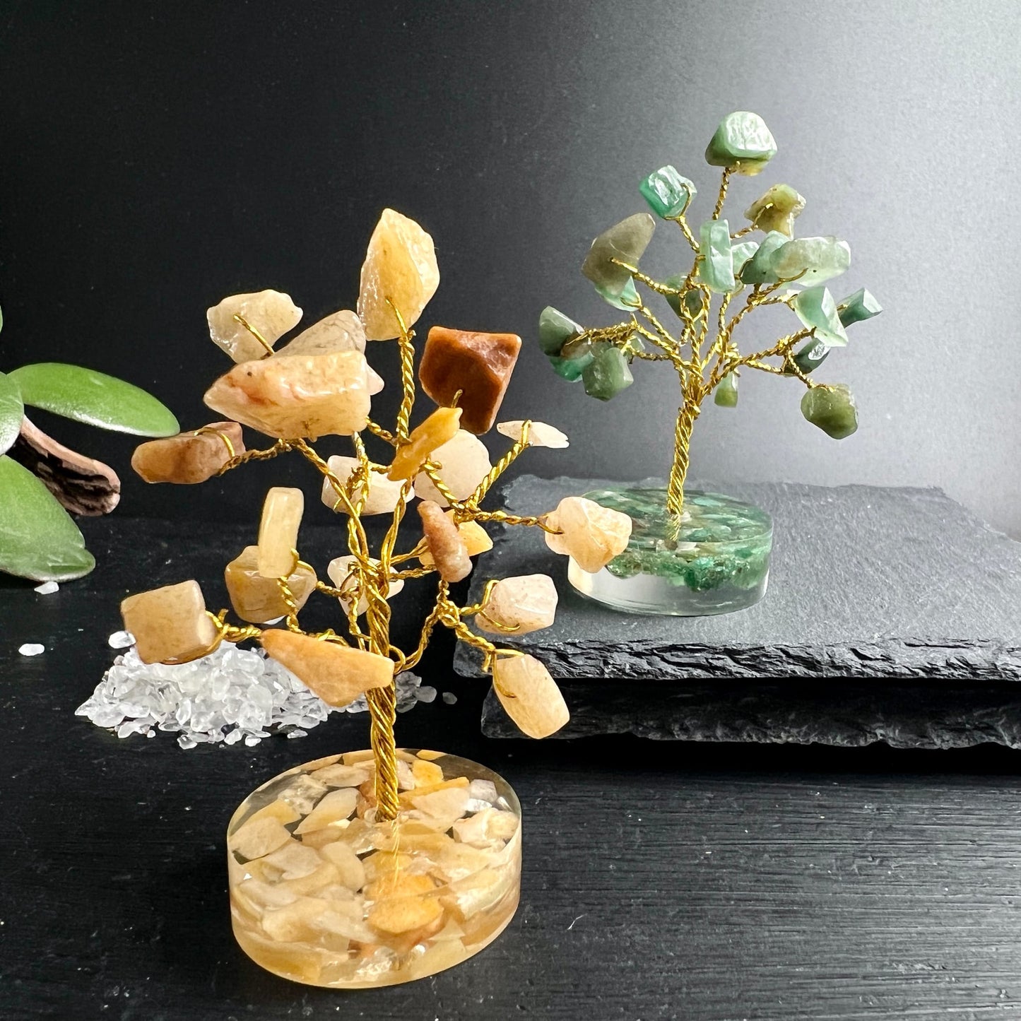 Duo Edelsteinbäume | Golden Healer & Aventurin | Goldgelb & Mintgrün | Schieferplatte | Kristallsalz | Happy Minerals
