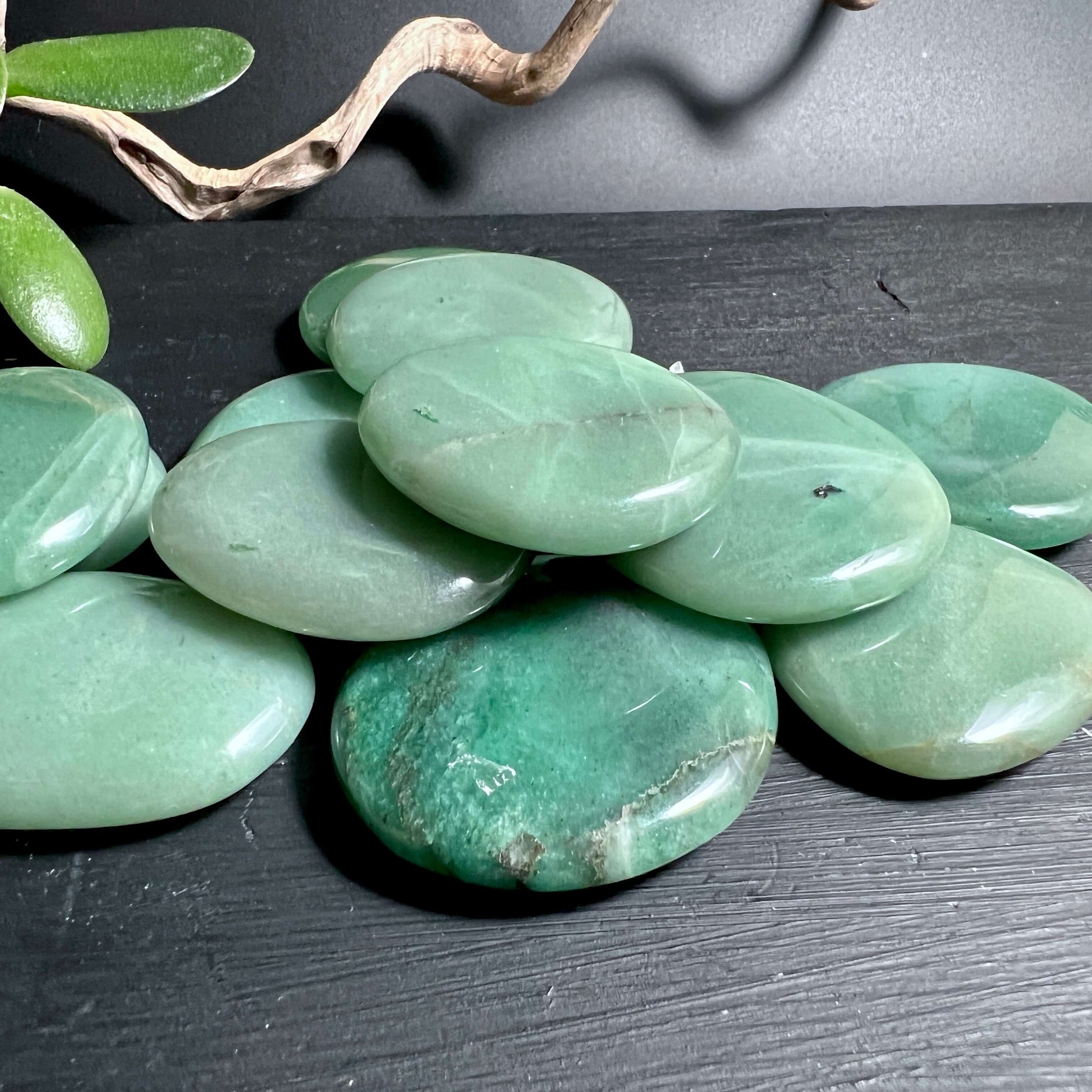 Aventurin Handschmeichler natürliche Farbvariationen mintgrün moosgrün | Unikate | Happy Minerals