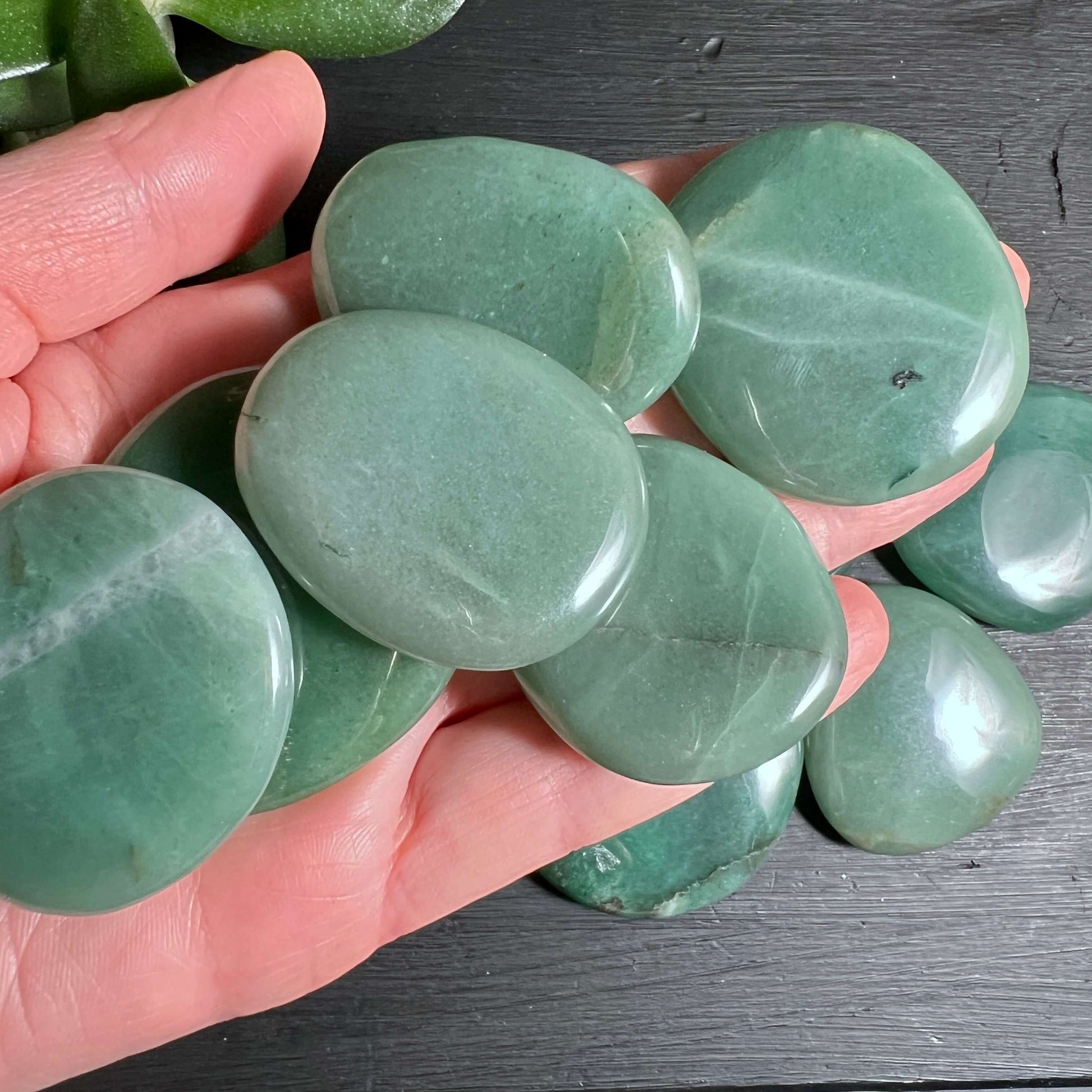 Aventurin Handschmeichler in Hand Größenvergleich 40-50mm | perfekte Taschenform | Happy Minerals