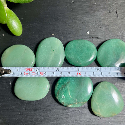 Aventurin Handschmeichler Nahaufnahme mintgrün Glanz | natürliche Fuchsit Einschlüsse | Happy Minerals