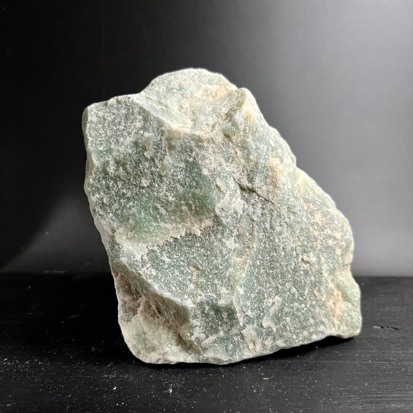 Aventurin | Rohstein | moosgrüne Facetten | raue Oberfläche | Naturkristall | Happy Minerals