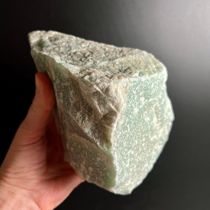 Aventurin | Rohstein | in Hand gehalten | grüne Kristallstruktur | Happy Minerals | Naturstein
