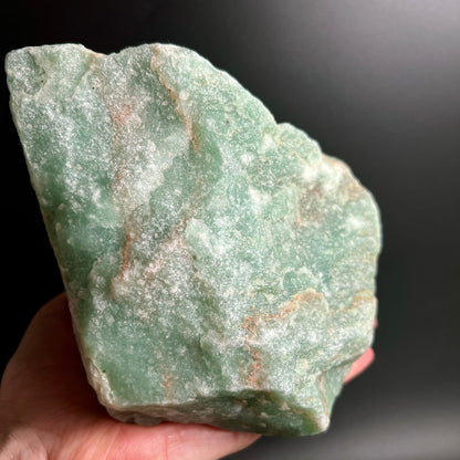 Aventurin | Rohstein | Nahaufnahme | rostige Adern | schimmerndes Grün | Happy Minerals
