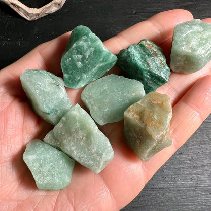 Aventurin Rohsteine | 8 Steine in Hand | hell-dunkelgrüne Nuancen | brasilianische Qualität | Happy Minerals
