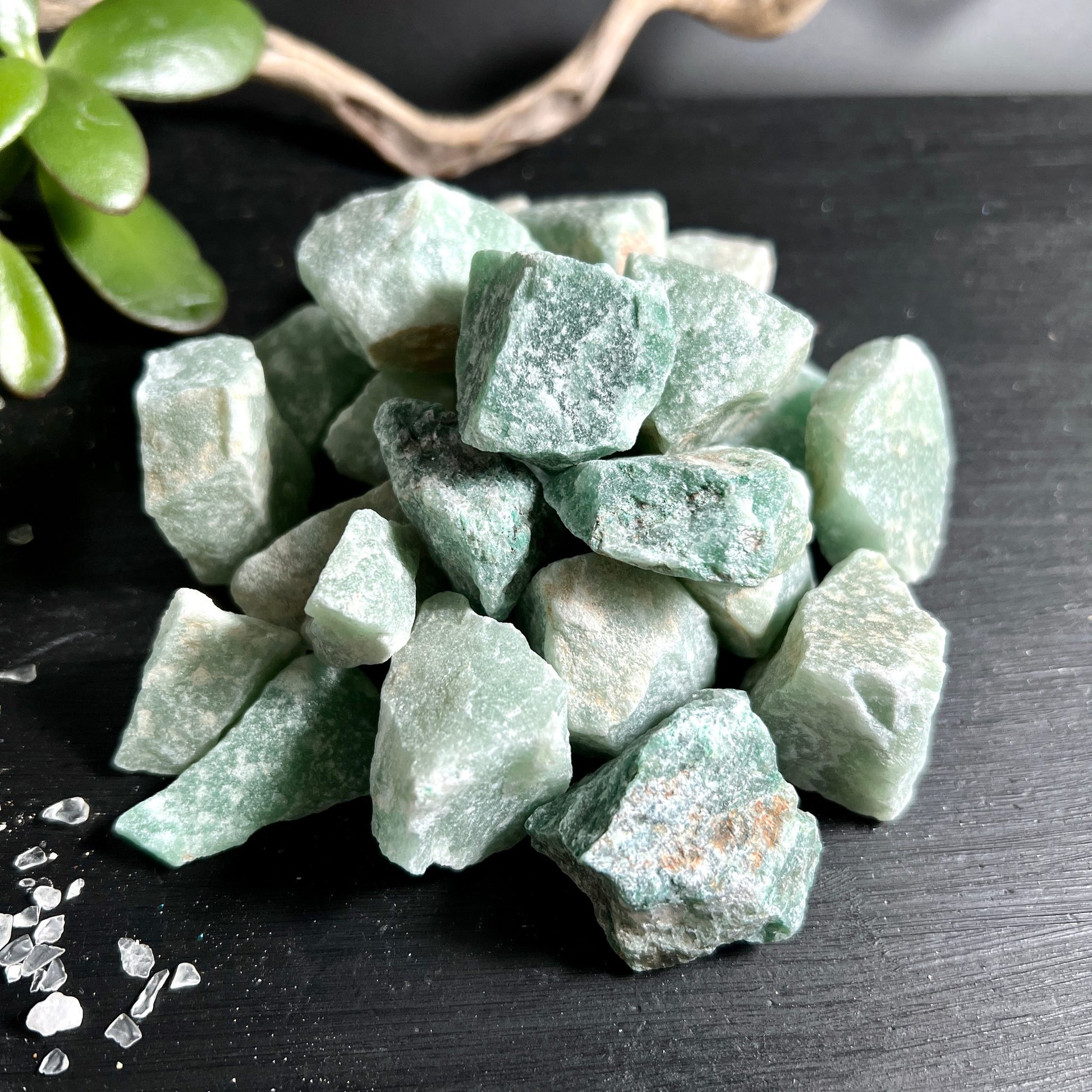 Aventurin Rohsteine | grüne Heilsteine | Sammlung auf dunklem Holz | Sukkulente Deko | Happy Minerals