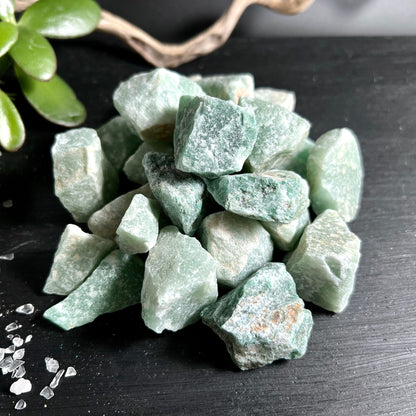 Aventurin Rohsteine | grüne Heilsteine | Sammlung auf dunklem Holz | Sukkulente Deko | Happy Minerals