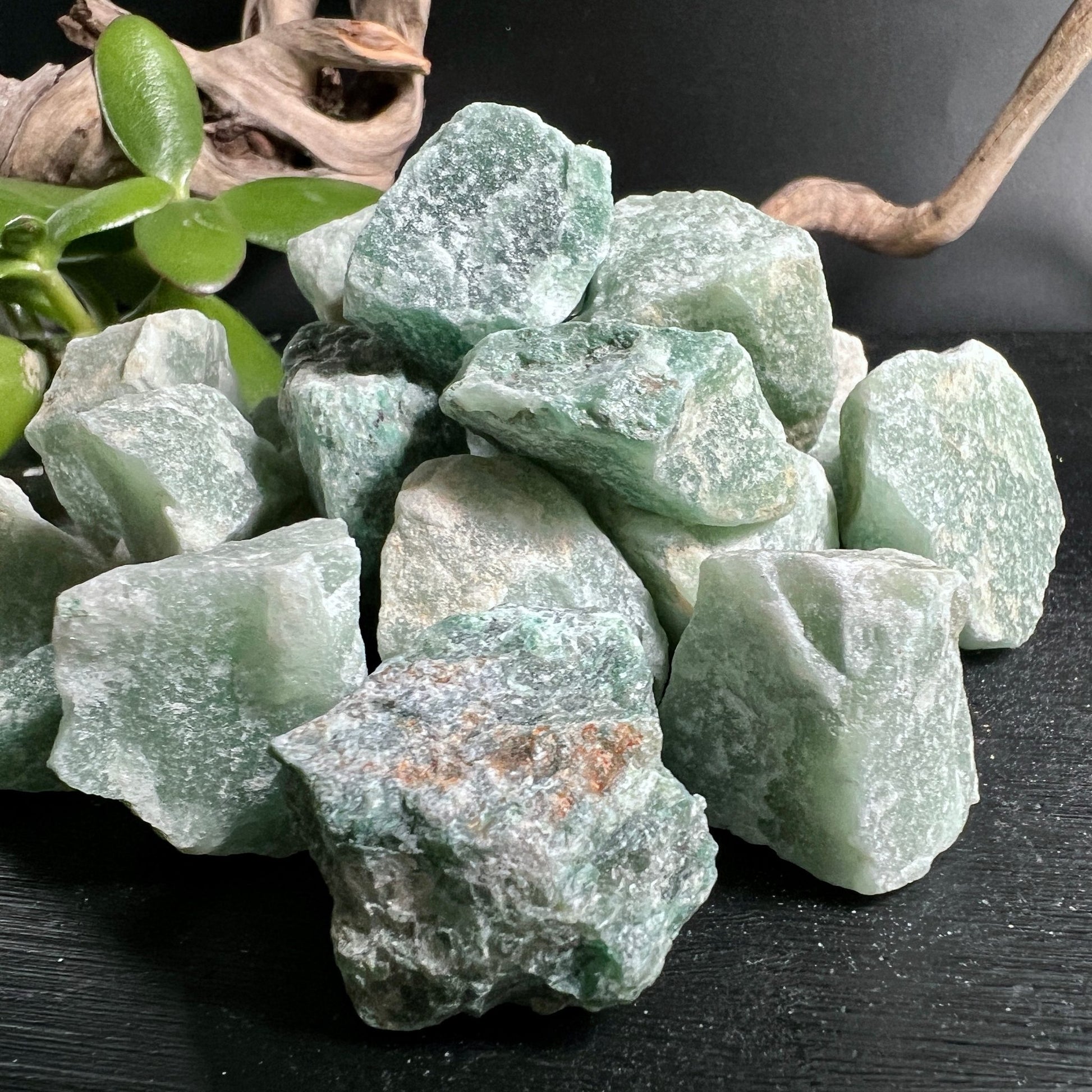 Aventurin Rohsteine | grün-weiße Maserung | natürliche Kristalle | Holzwurzel Dekoration | Happy Minerals