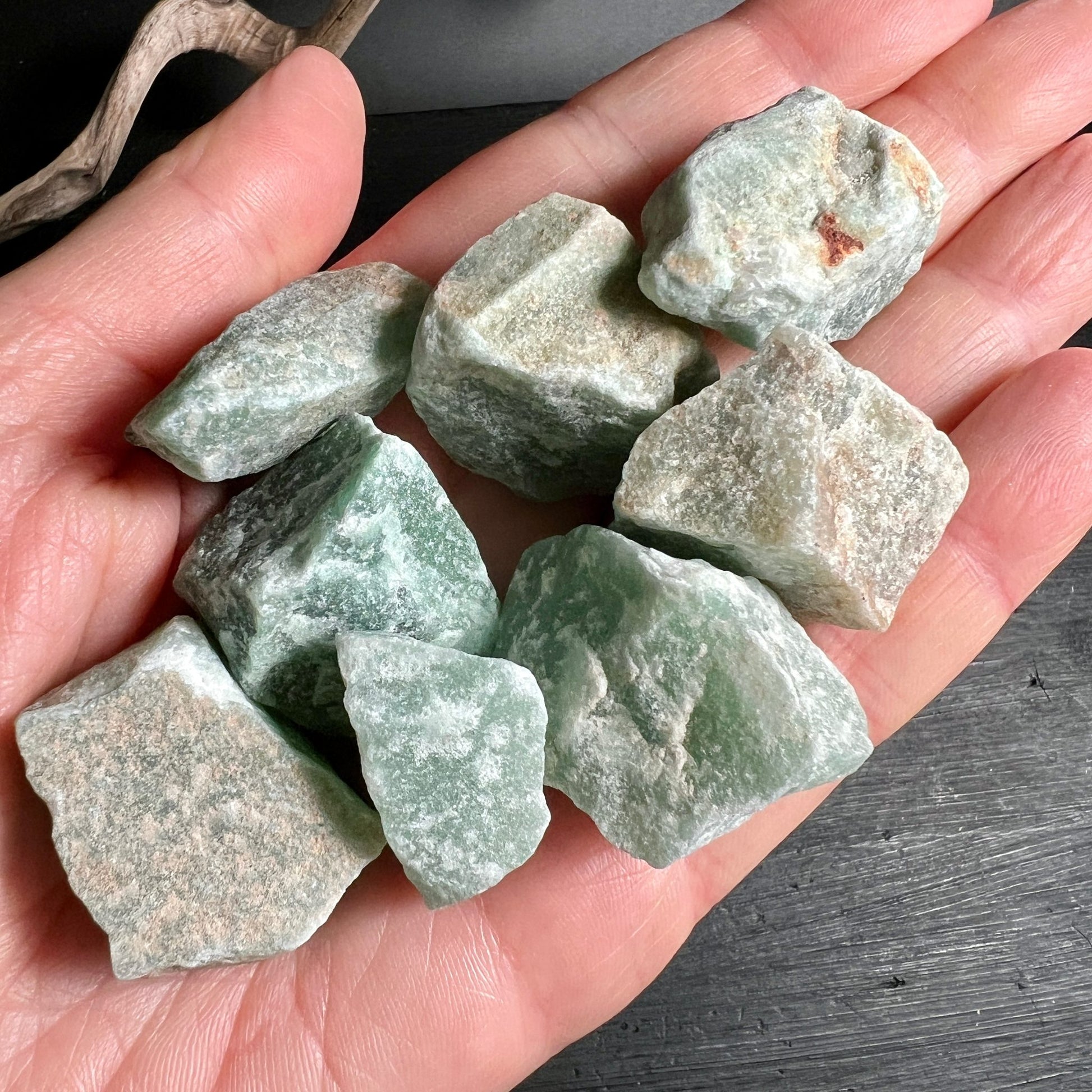 Aventurin Rohsteine | Hand zeigt Größe | grüne Heilkristalle | 7 Steine Brasilien | Happy Minerals