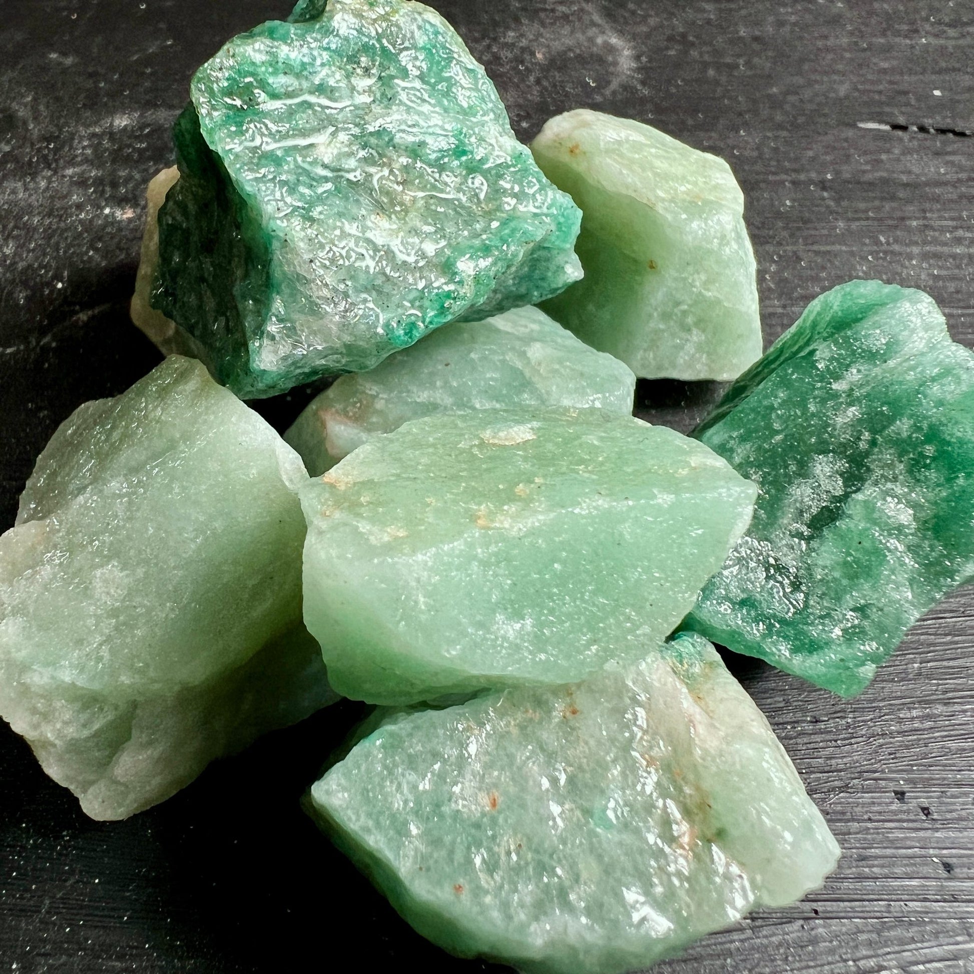 Aventurin Rohsteine | intensive grüne Farben | glasiger Glanz | große Exemplare Brasilien | Happy Minerals