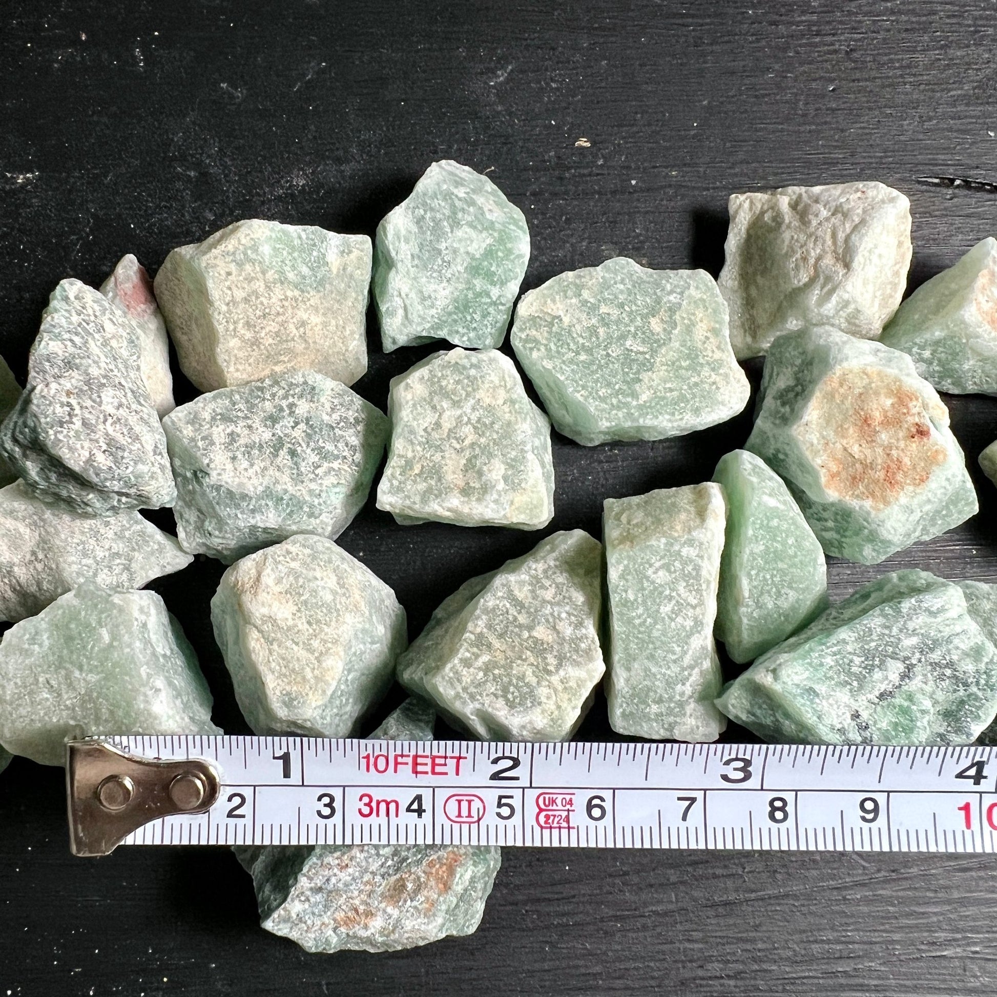 Aventurin Rohsteine | Maßband Größenvergleich | grüne Kristalle | 1-4 Zentimeter | Happy Minerals