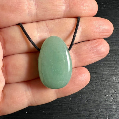 Aventurin Tropfen | Handhaltung | Größenvergleich | grüner Glanz | Unikat Brasilien | Happy Minerals