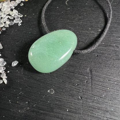 Aventurin Tropfen | seitliche Ansicht | Bergkristall Splitter | schwarzer Cord | Happy Minerals