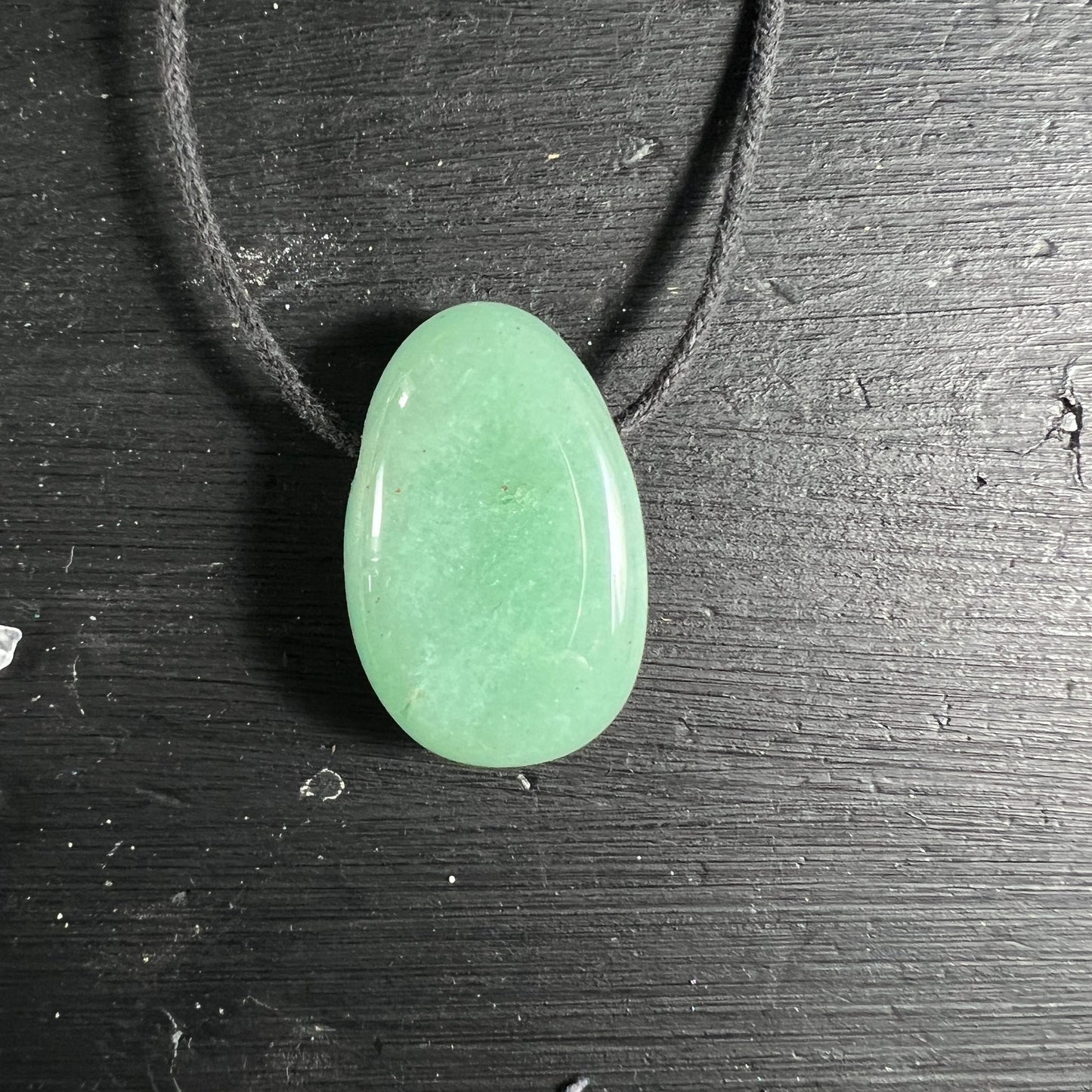 Aventurin Tropfen | mintgrün schimmernd | Holzhintergrund | Unikat Brasilien | Happy Minerals