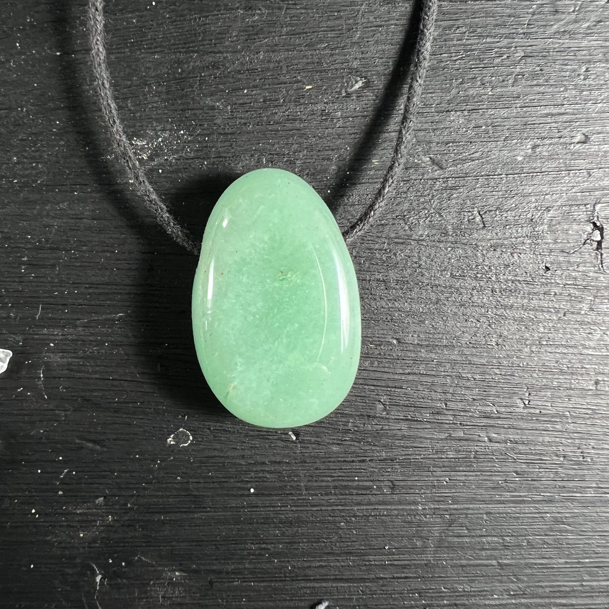 Aventurin Tropfen | mintgrün schimmernd | Holzhintergrund | Unikat Brasilien | Happy Minerals