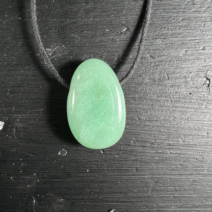 Aventurin Tropfen | mintgrün schimmernd | Holzhintergrund | Unikat Brasilien | Happy Minerals
