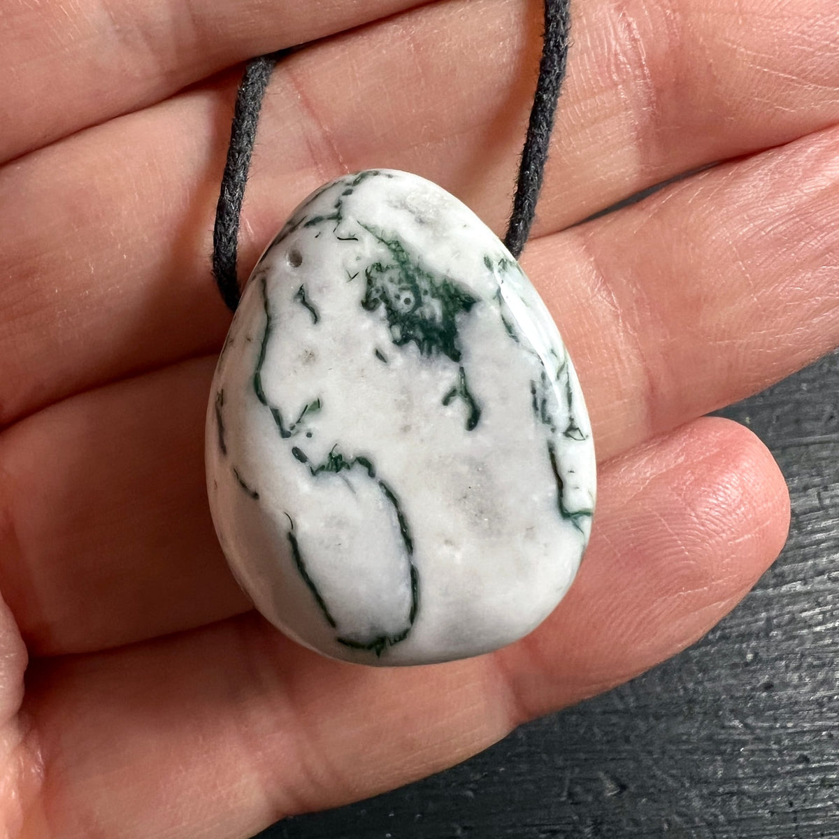Baumachat in Hand gehalten | zarte Größe | grüne Moosstruktur sichtbar | Happy Minerals