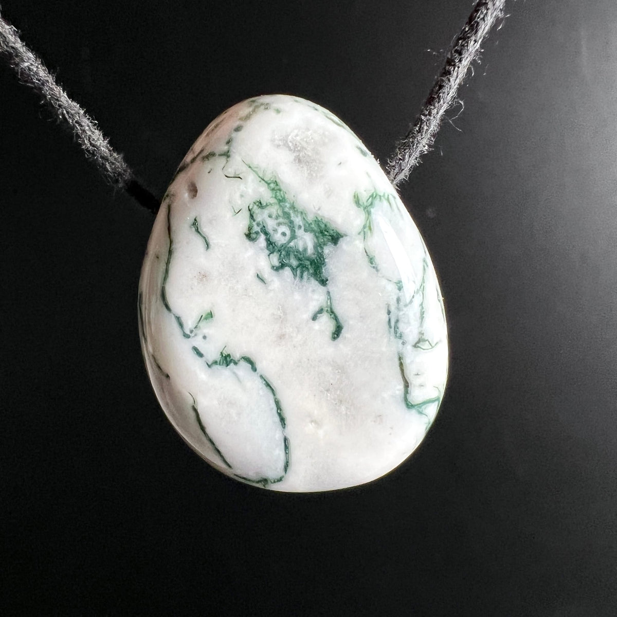 Baumachat Nahaufnahme | moosgrüne Zeichnung | milchig weiße Oberfläche | Happy Minerals