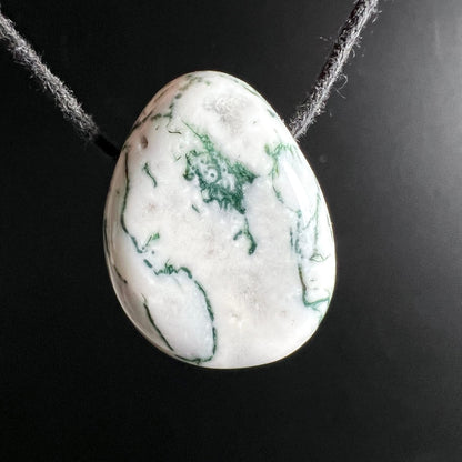 Baumachat Nahaufnahme | moosgrüne Zeichnung | milchig weiße Oberfläche | Happy Minerals