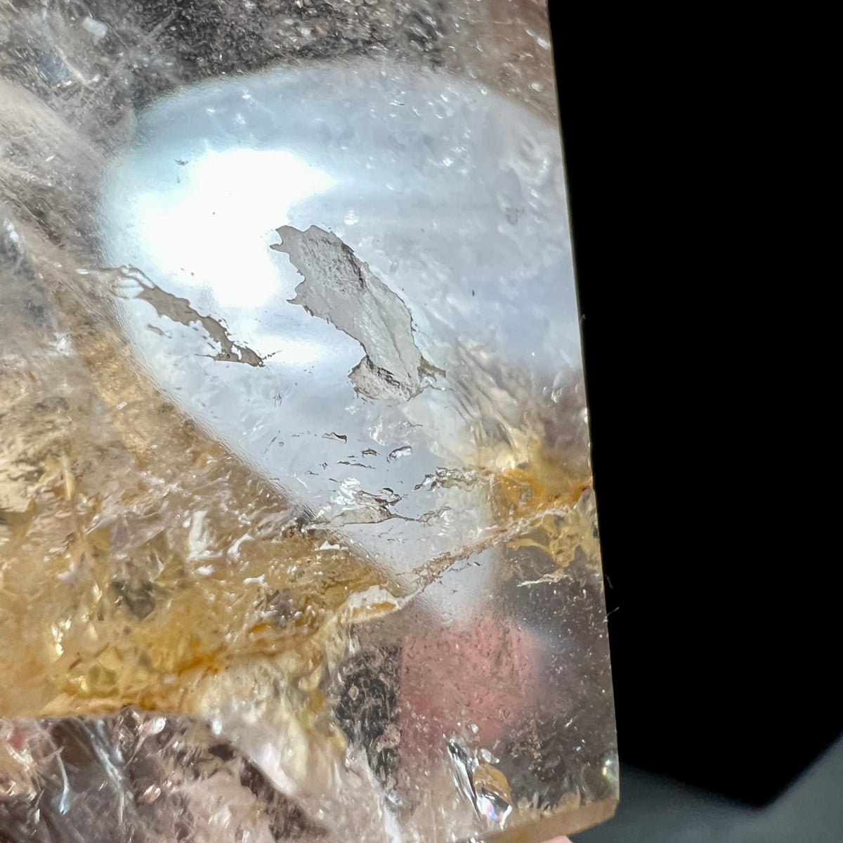 Bergkristall, Golden Healer, mit kleinem limonit einschluss | Ansicht 12 | Happy Minerals