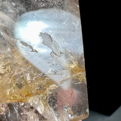 Bergkristall, Golden Healer, mit kleinem limonit einschluss | Ansicht 12 | Happy Minerals