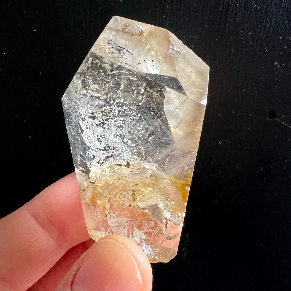Bergkristall, Golden Healer, mit kleinem limonit einschluss | Ansicht 13 | Happy Minerals