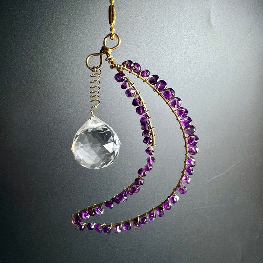 Leuchtender Bergkristall | Amethyst Halbmond | Goldener Messing Draht | Anhänger | Happy Minerals