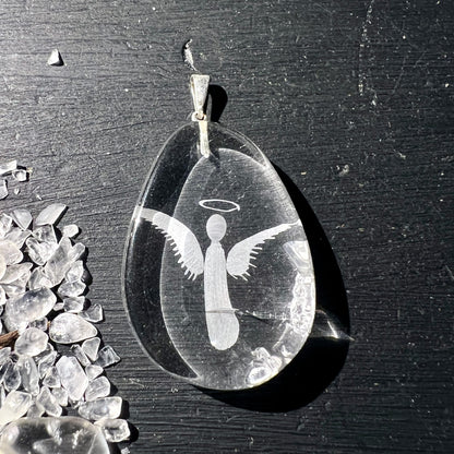 Bergkristall | Anhänger | Engelsgravur | Brasilien | klare Optik | Unikat | Happy Minerals