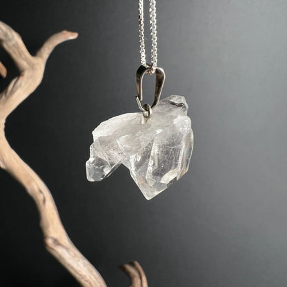 Bergkristall Anhänger | hängend | natürliche Kristallkanten | versilberte Öse | Happy Minerals | Brasilien