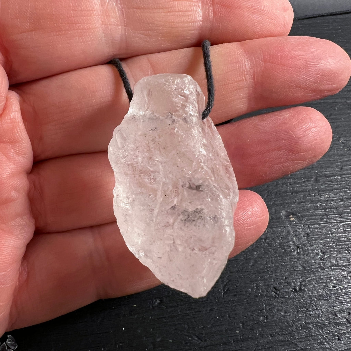 Bergkristall Anhaenger roh, milchig-transluzent mit rauer Oberflaeche und grauen Schleiern, an schwarzer Schnur | Happy Minerals