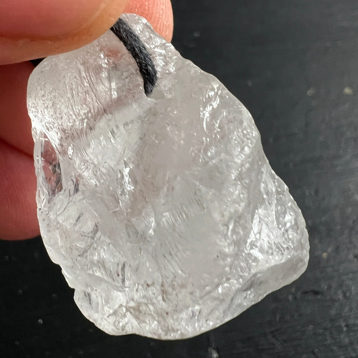 Roher Bergkristall Anhaenger transluzent mit rauer Oberflaeche, feinen Rissen und schwarzer Bohrschnur | Happy Minerals