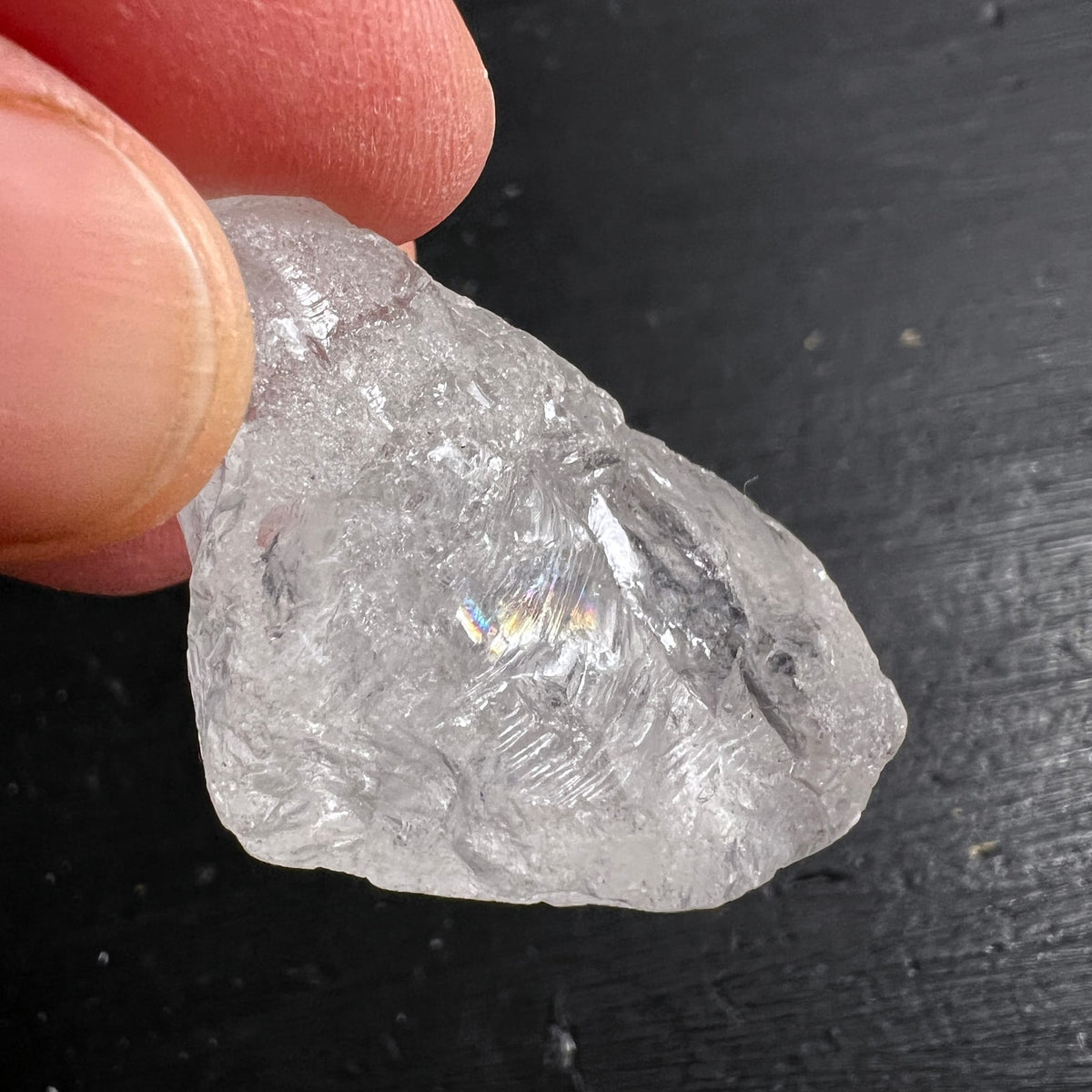 Roher Bergkristall Anhaenger, transparent mit rauer Oberflaeche und Regenbogen Lichtreflex im Inneren | Happy Minerals