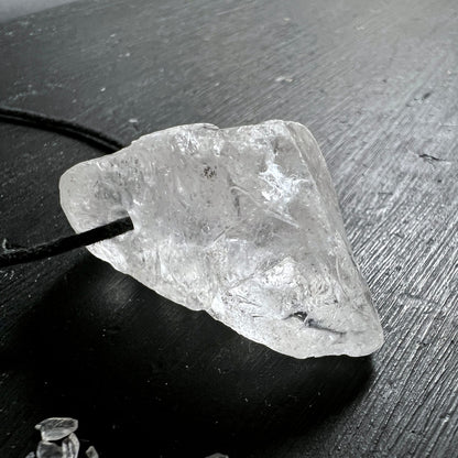 Bergkristall Anhänger roh, transparent mit facettierten Bruchkanten und Glanzlichtern, seitlich gebohrt | Happy Minerals