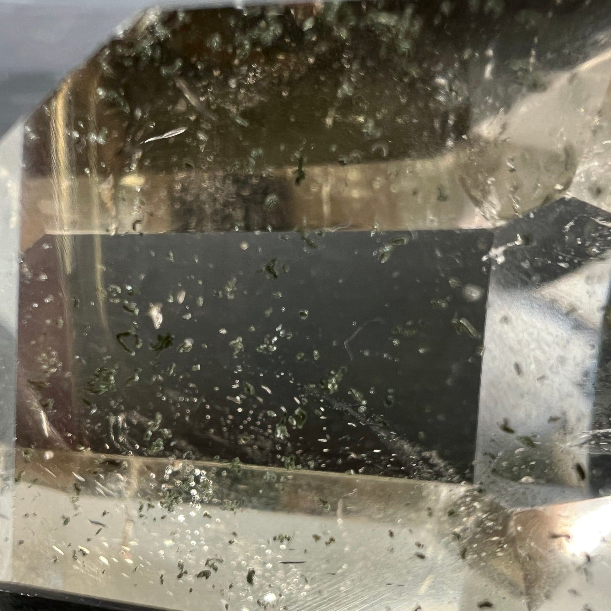 Bergkristall Nahaufnahme | funkelnde Chlorit-Flocken | grüne Einschlüsse | kristallklare Tiefe | Madagaskar | Happy Minerals