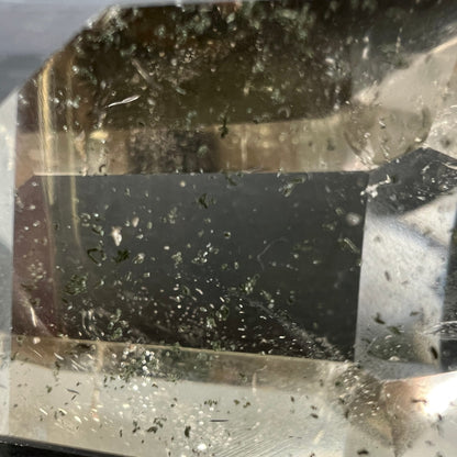 Bergkristall Nahaufnahme | funkelnde Chlorit-Flocken | grüne Einschlüsse | kristallklare Tiefe | Madagaskar | Happy Minerals