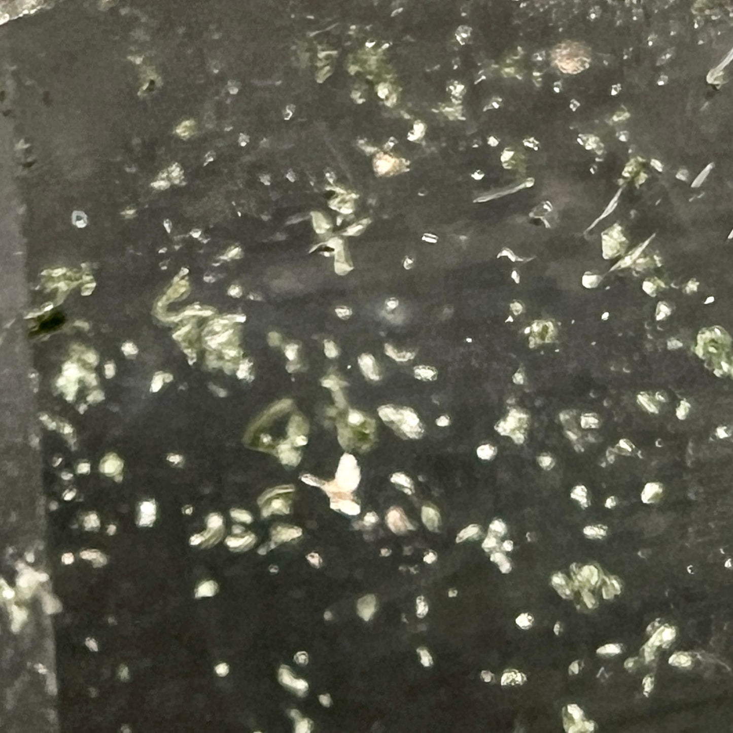 Bergkristall Makro | schimmernde Chlorit-Kristalle | grün-silberne Einschlüsse | mystische Tiefe | Happy Minerals