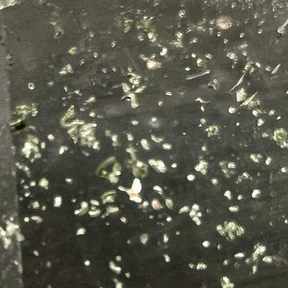 Bergkristall Makro | schimmernde Chlorit-Kristalle | grün-silberne Einschlüsse | mystische Tiefe | Happy Minerals