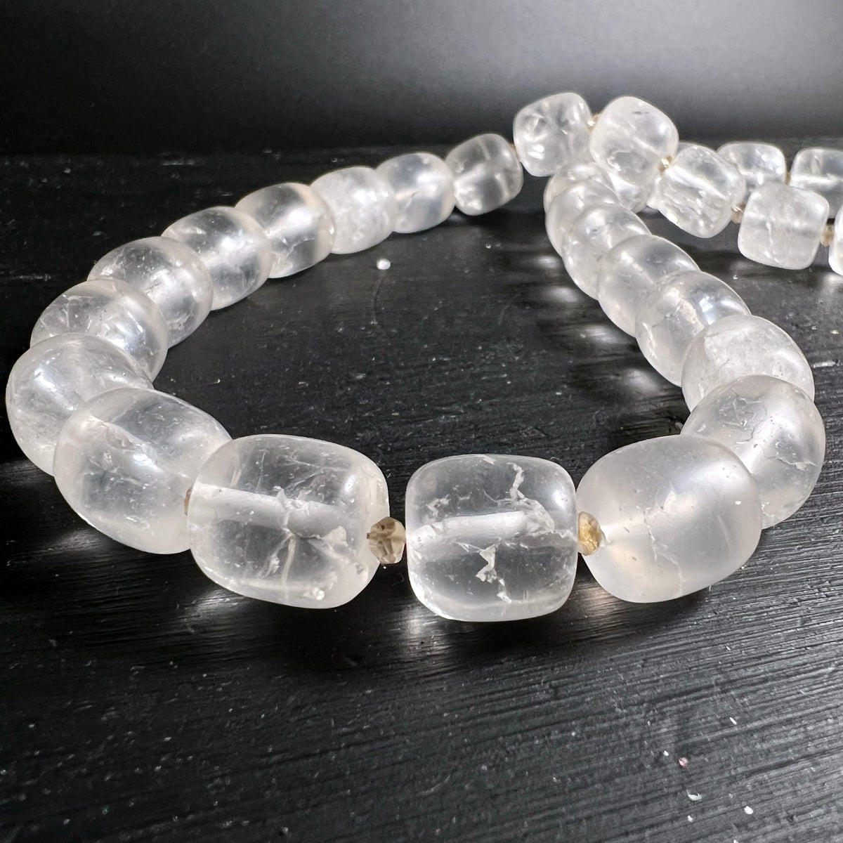 Nahaufnahme Bergkristall Perlen | facettierter Citrin | glasklare Textur | Happy Minerals Schmuck