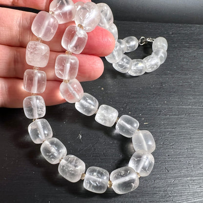 Bergkristall Citrin Kette in Hand gehalten | zarte Risse sichtbar | Happy Minerals Unikat