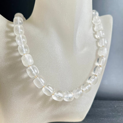 Bergkristall Kette am Schmuckständer | elegante Kissenperlen | Happy Minerals Brasilien Unikat