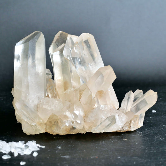 Bergkristall Cluster mit mehreren klaren Stabspitzen und Facetten auf schwarzem Untergrund | Happy Minerals