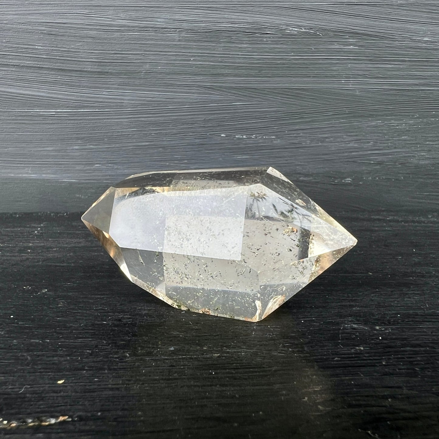 Bergkristall Doppelender | beide Spitzen sichtbar | sanfte Rauchquarz-Note | grüne Chlorit-Wolken | Happy Minerals