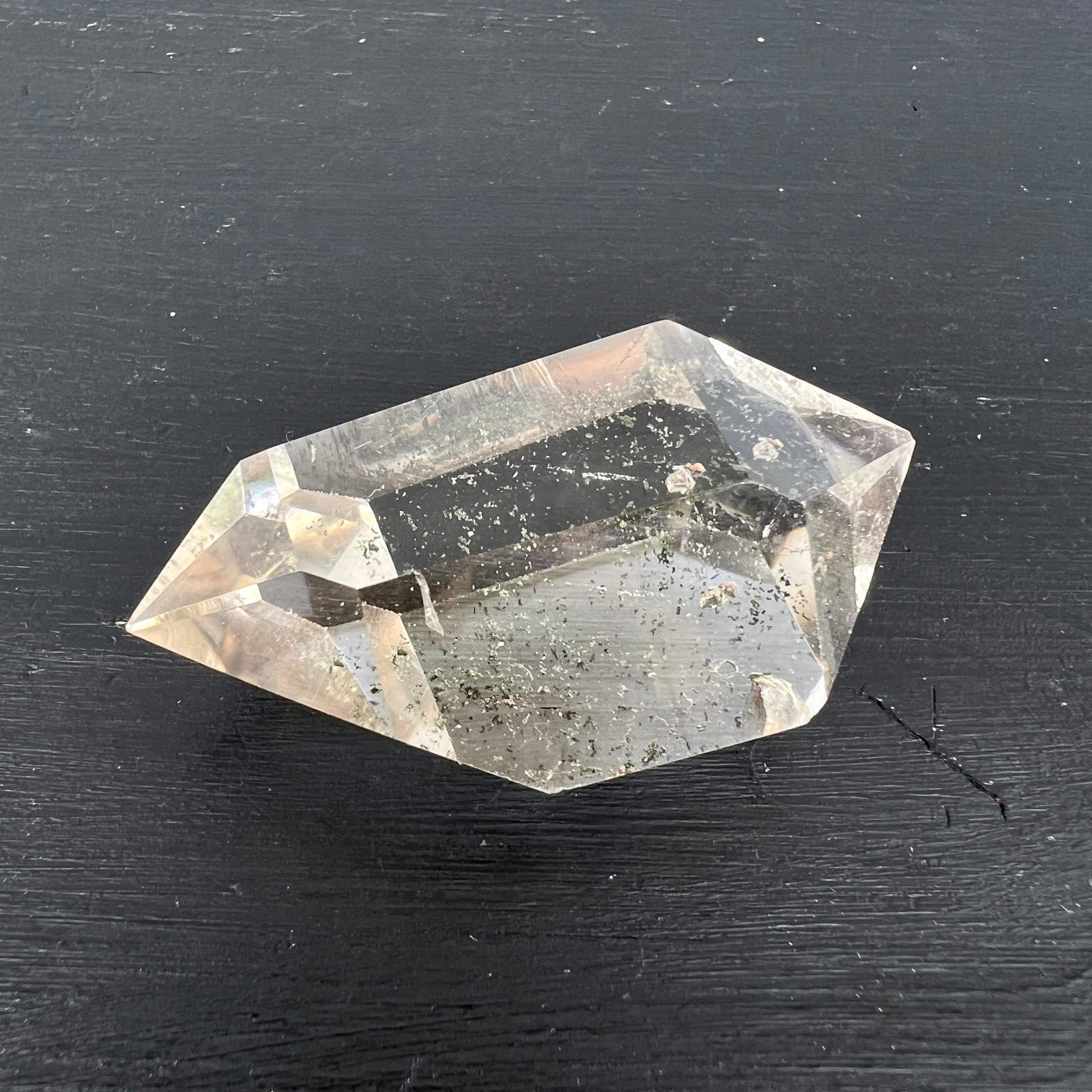 Bergkristall Doppelender | Draufsicht | zarte Rauchquarz-Tönung | Chlorit-Einschlüsse | Madagaskar | Happy Minerals