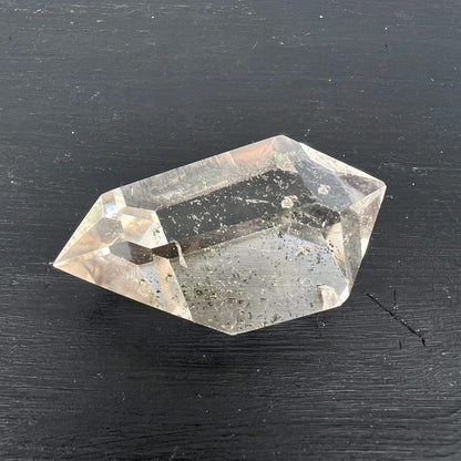 Bergkristall Doppelender | Draufsicht | zarte Rauchquarz-Tönung | Chlorit-Einschlüsse | Madagaskar | Happy Minerals