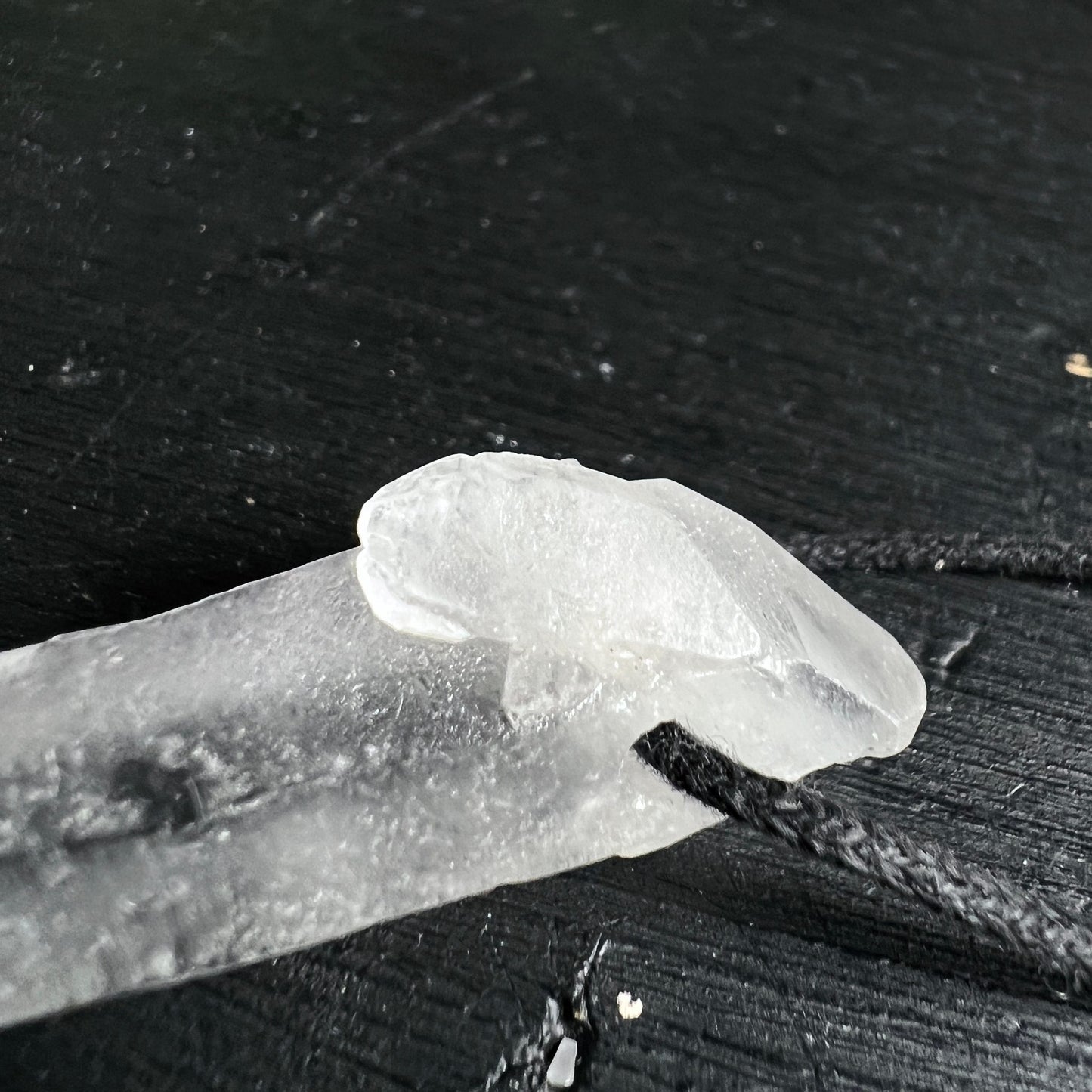 Bergkristall Doppelender | Detailansicht | Bohrung | natürliche Oberfläche | Kristallstruktur | Happy Minerals