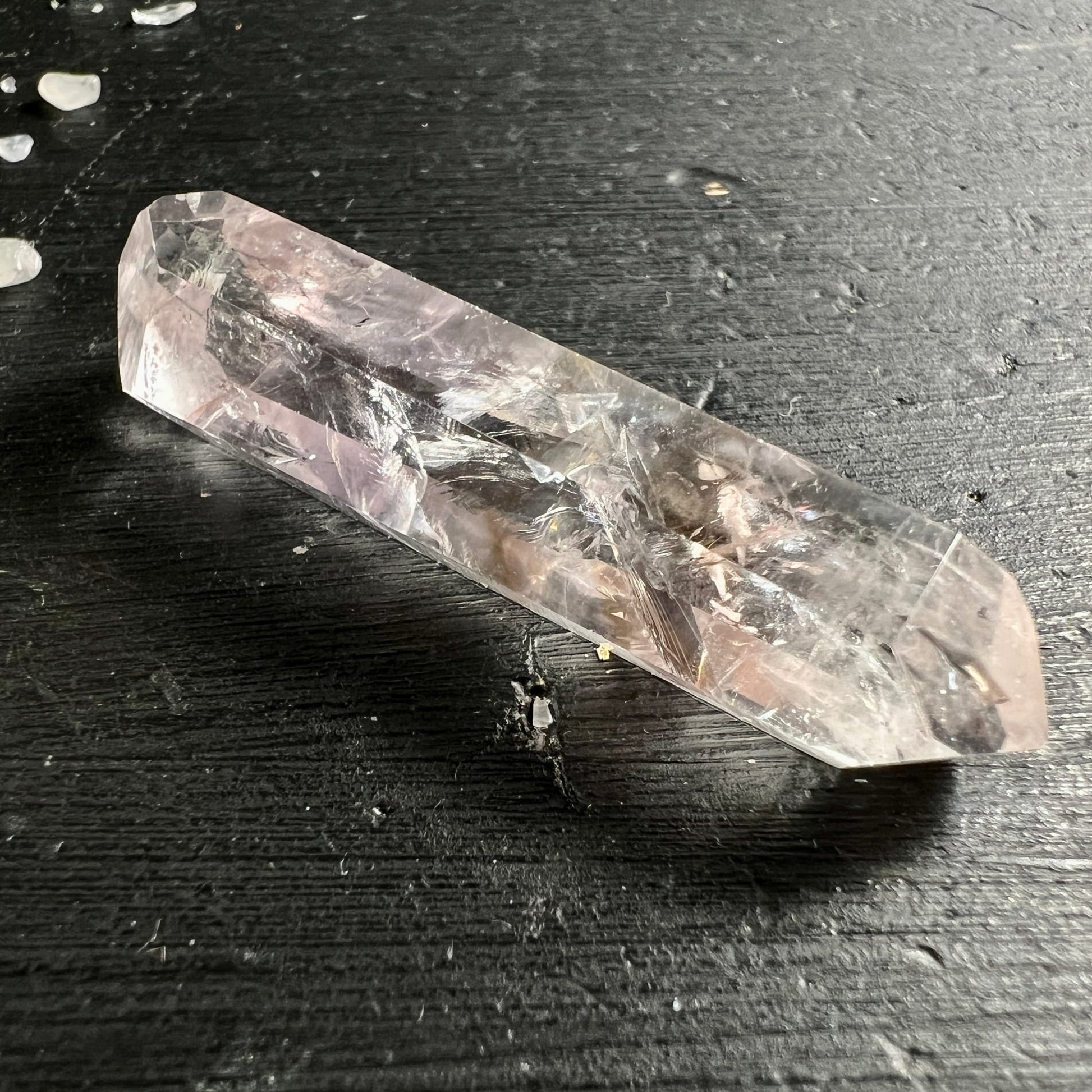 Bergkristall Doppelender | Fluorit Einschluss | Gesamtansicht | zartrosa Schimmer | poliert | Happy Minerals