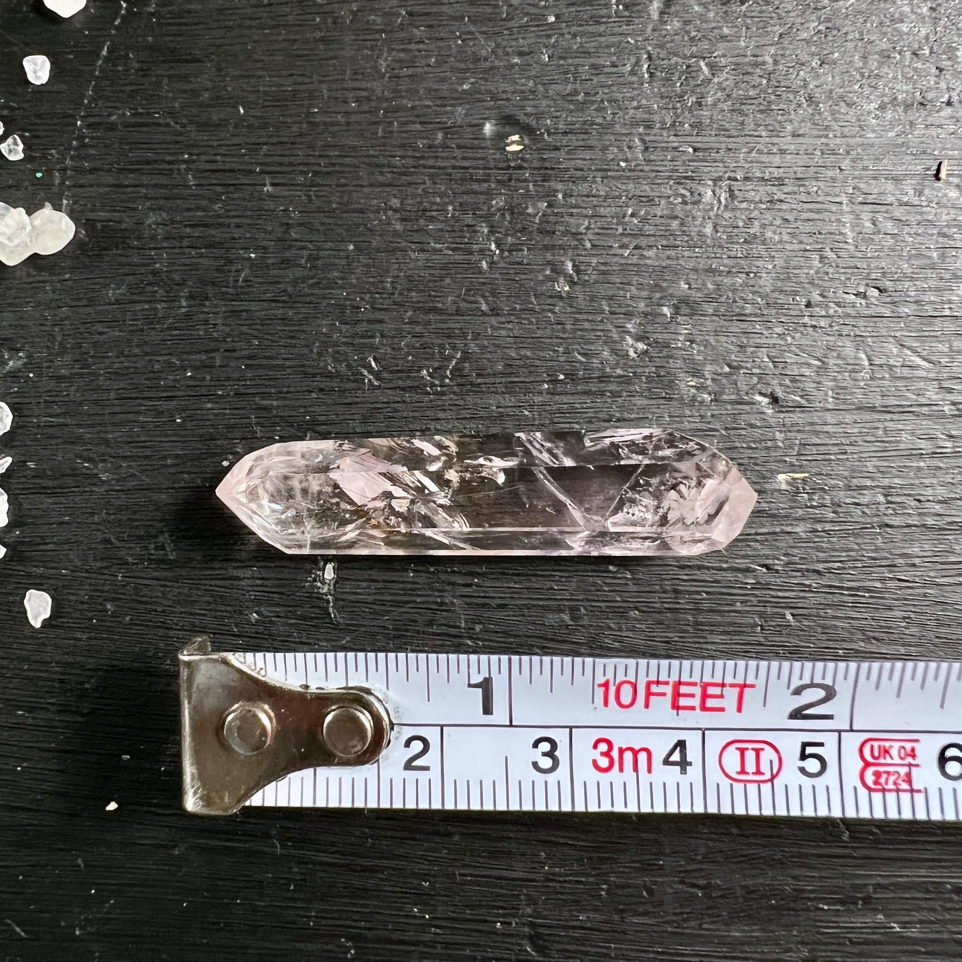 Bergkristall Doppelender | Fluorit Einschluss | Groessenvergleich Massband | ca 5cm | Happy Minerals
