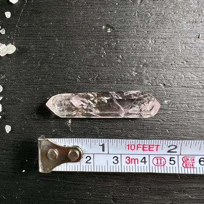 Bergkristall Doppelender | Fluorit Einschluss | Groessenvergleich Massband | ca 5cm | Happy Minerals