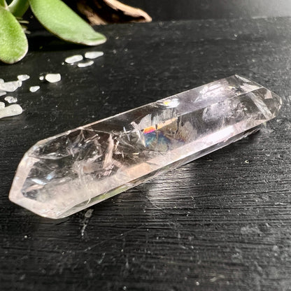 Bergkristall Doppelender | Fluorit Einschluss | Regenbogenreflex | Seitenansicht | poliert | Happy Minerals