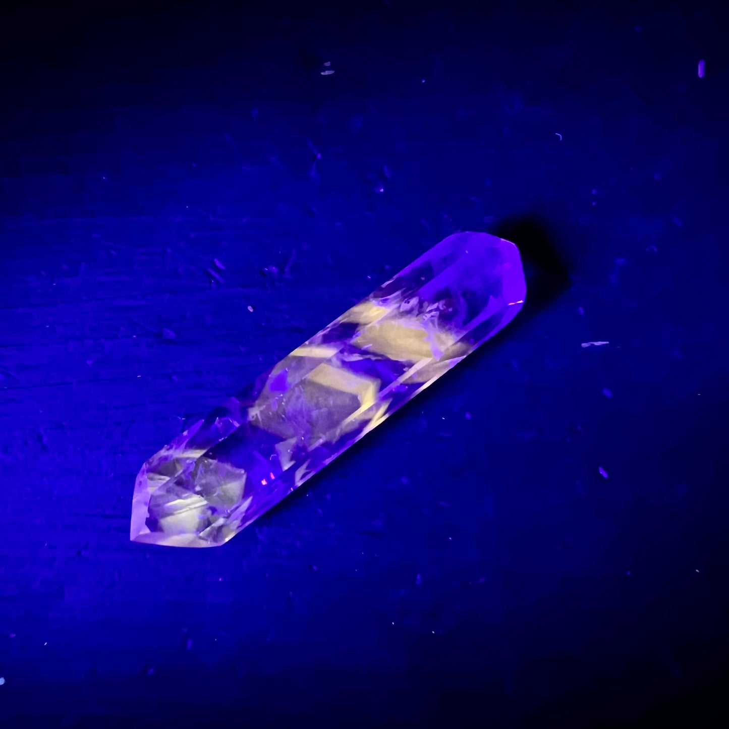 Bergkristall Doppelender | Fluorit Einschluss | UV Licht | Draufsicht | violettes Gluehen | Happy Minerals